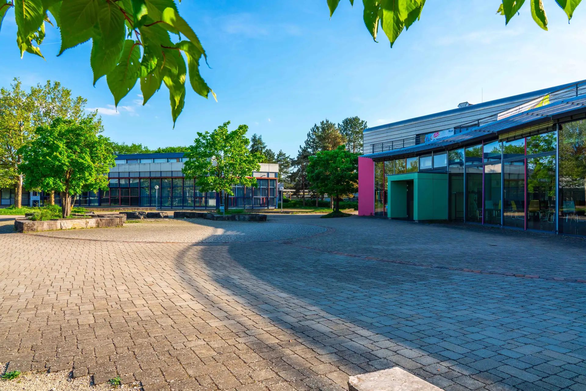 Innenhof des Schulzentrums West an einem sonnigen Tag