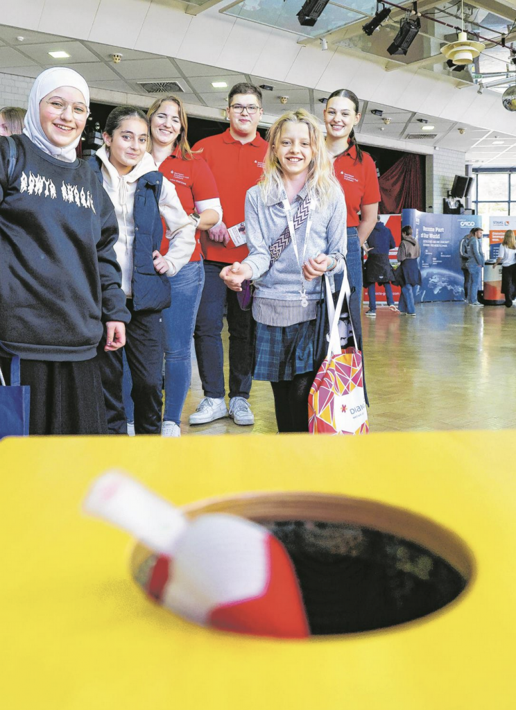 Schulkinder haben spaß auf der Messe
