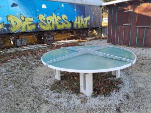 Tischtennisplatte vor den Waggons